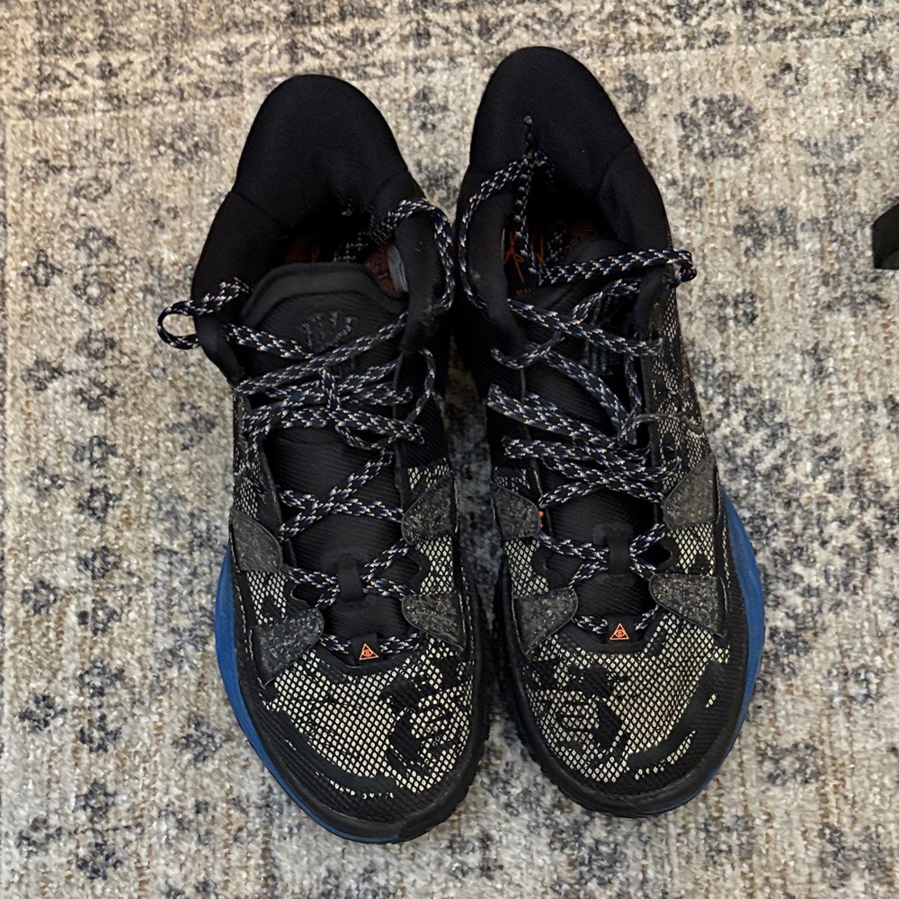 Black High-Top‎ Sneakers with Signature Detail - Picture 2 of 3